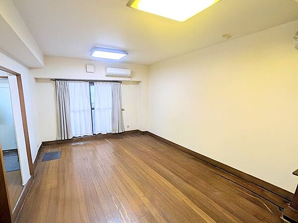 リビング写真。※こちらはバーチャル上で家具家電類を撤去した画像となり、実際と異なる場合があります。