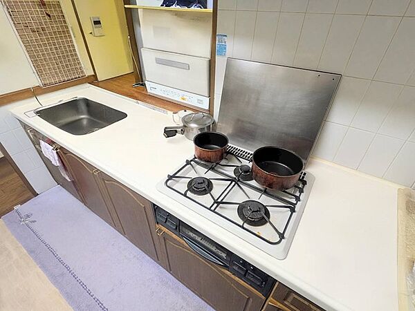 キッチン写真。※こちらはバーチャル上で家具家電類を撤去した画像となり、実際と異なる場合があります。