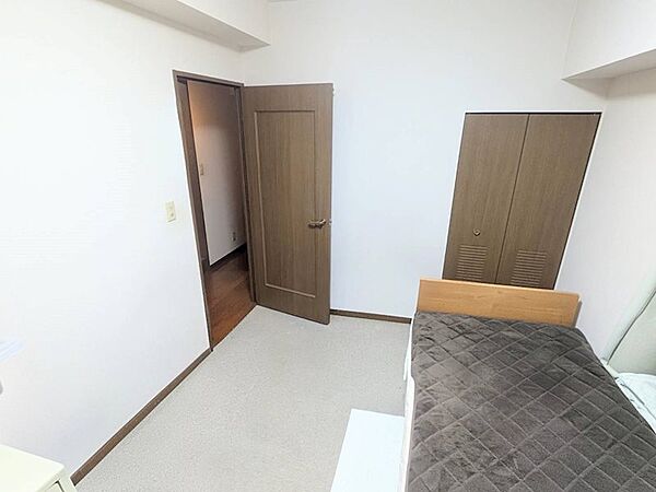 洋室写真。※こちらはバーチャル上で家具家電類を撤去した画像となり、実際と異なる場合があります。