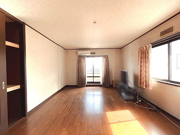【2階西側洋室】西側洋室はゆとりある約10.0帖。寝室や子供部屋等、多目的にお使いいただけます！
