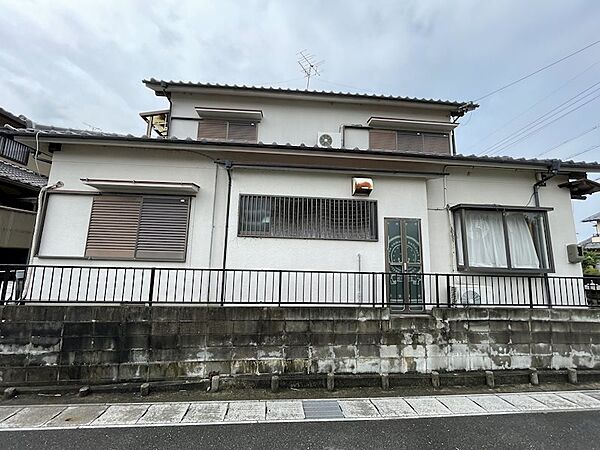 【東側正面から撮影】東側間口は約14．5m、北側間口は約8．7mございます。