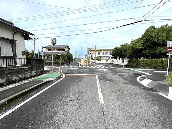 【東側前面道路】歩道もあり片側一車線ございます。