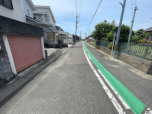【北側正面から撮影】北側道路は幅員約6．1m、ゆったり駐車等も可能です。