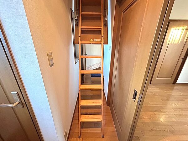 【屋根裏収納】