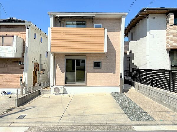 南側　公道幅員6mにフラットに面した段差が少ない安心の住まいです