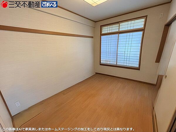 和風の趣が感じられる室内は、窓から光が差し込み明るい空間です。フローリングでお手入れしやすく、多様な用途でお使いいただけます。