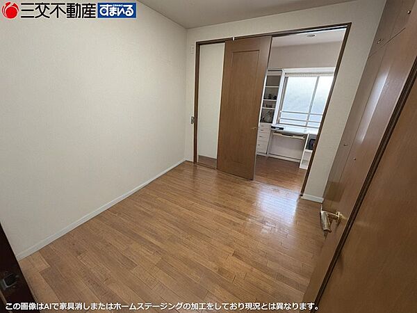 明るい木目調の床が印象的な居室。隣接する書斎スペースと合わせ、多様な使い方が可能です。