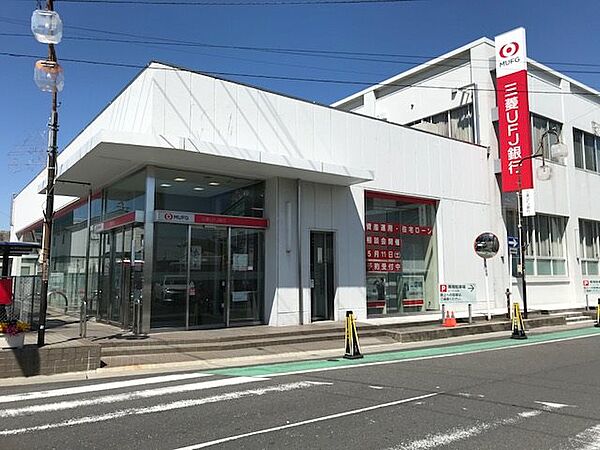 近鉄蟹江駅前に銀行があります。