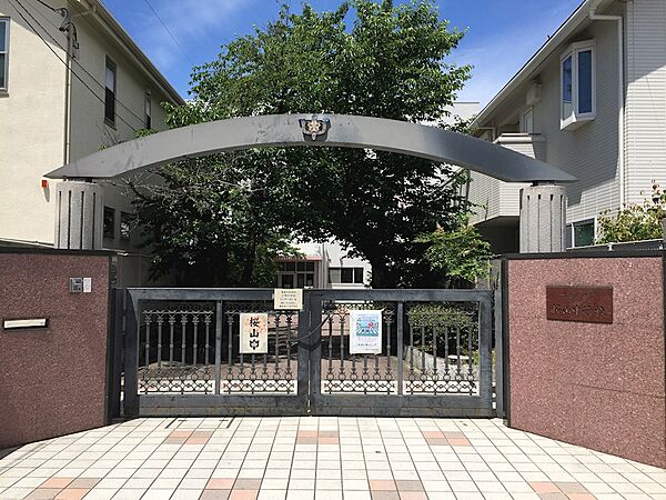 名古屋市立桜山中学校（800m）