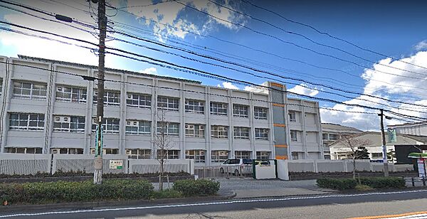 名古屋市立千種台中学校（811m）