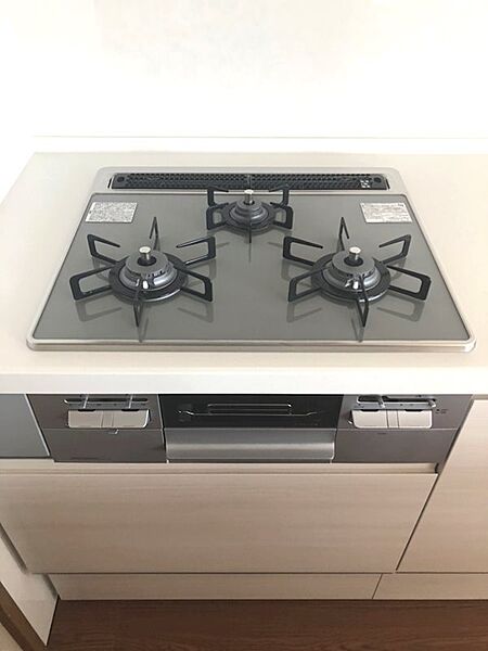 三ツ口コンロでお料理もはかどります。