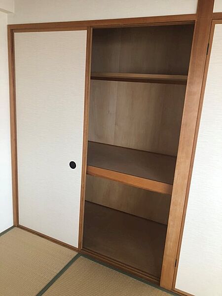 6帖の和室の押入でございます。