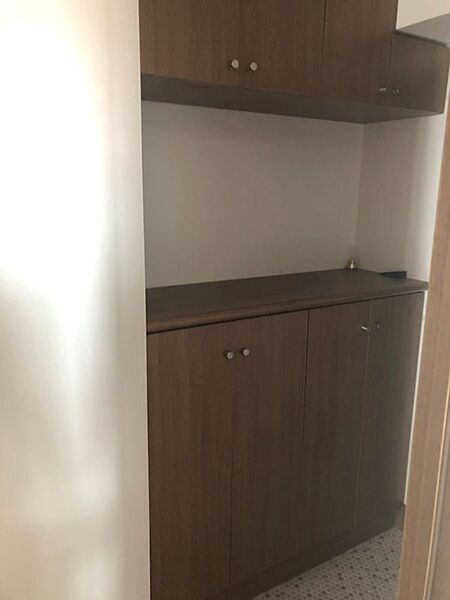 玄関収納豊富で玄関もすっきり致します。