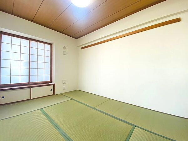 6帖の和室でございます。出窓に地袋もあります。