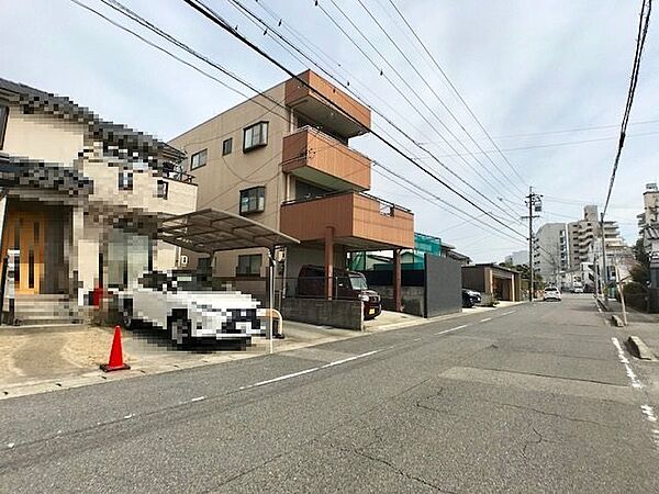 閑静な住宅街に位置する、穏やかな住環境が魅力。広々とした道路は車の出し入れもスムーズです。落ち着いた雰囲気で、日々の暮らしにゆとりをもたらします。