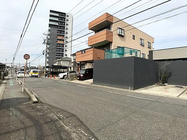 周辺には住宅が立ち並び、高層マンションも視界に入る立地。生活利便性と落ち着きを兼ね備えた住環境です。