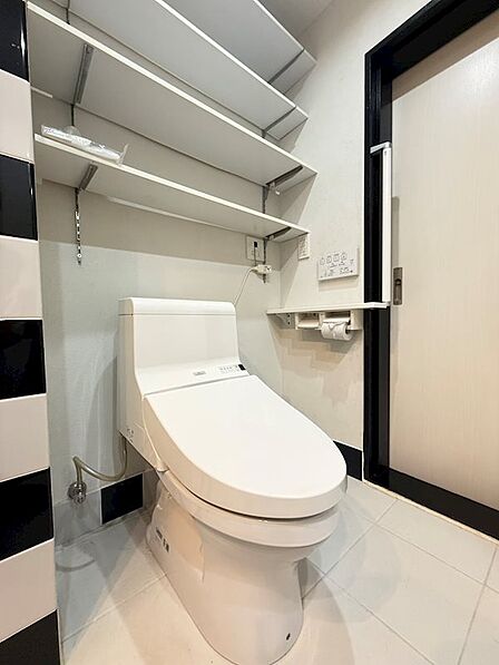 収納棚を備えた清潔感のあるトイレ。毎日使う場所だからこそ、快適な空間で過ごしたいですね。