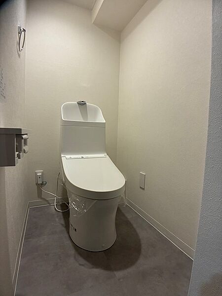 落ち着いた色合いでまとめられたトイレは、毎日を快適に過ごすための大切な空間です。清潔感あふれる最新設備が、暮らしにゆとりをもたらします。