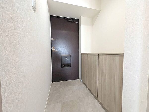 清潔感のある玄関は、毎日の「いってきます」「ただいま」を気持ちよく彩ります。収納も備え付けで、すっきりとした空間を保てます。