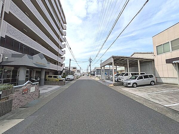 物件周辺の道路です。青空が広がる開放的な環境で、日々の暮らしを快適に過ごせます。