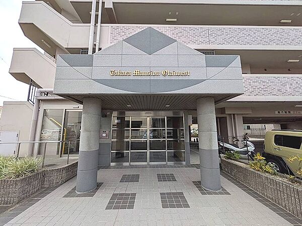 エントランスは落ち着いた色合いで統一され、洗練された印象を与えます。住まいの顔となる空間が、日々の暮らしを彩ります。