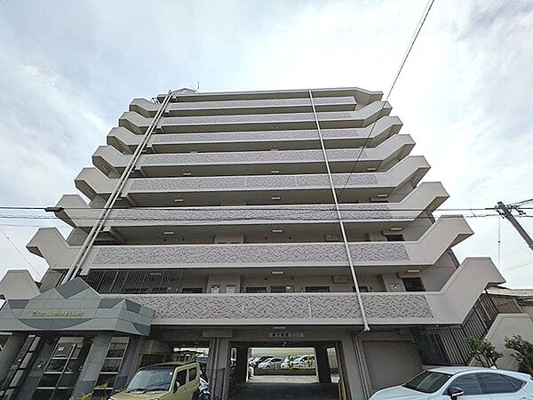 バルコニーが連なる個性的な外観のマンション。敷地内に駐車場を確保し、通勤・通学にも便利な立地です。