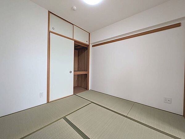 和の趣を感じる居室は、来客用の寝室や書斎としてもご活用いただけます。収納も豊富で、すっきりとした空間を保てます。