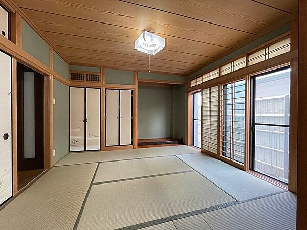 畳の香りが心地よい和室は、来客時のおもてなしにも、日常のくつろぎの空間にも適しています。趣のある木材使いが、穏やかな雰囲気をもたらします。
