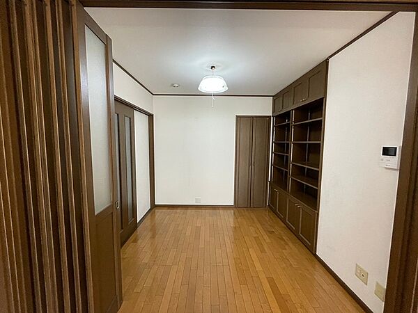 リビングに面した書斎約4.5帖です。お気に入りの本やコレクションを飾って、自分らしい空間を演出できます。