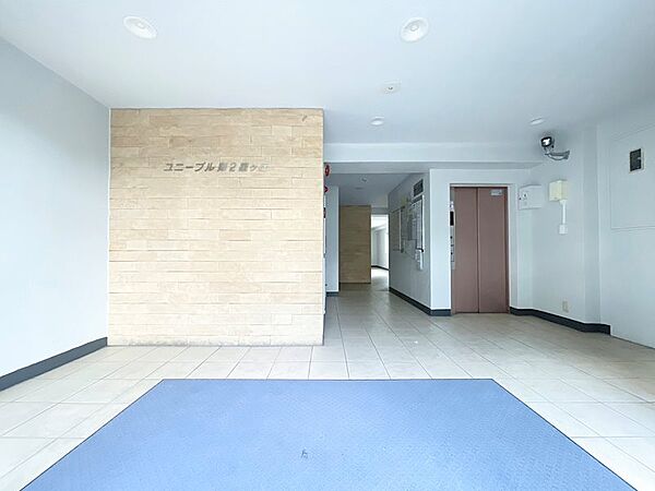 明るく広々としたエントランスは、日々の出入りを快適にします。エレベーターも完備され、上階への移動もスムーズです。