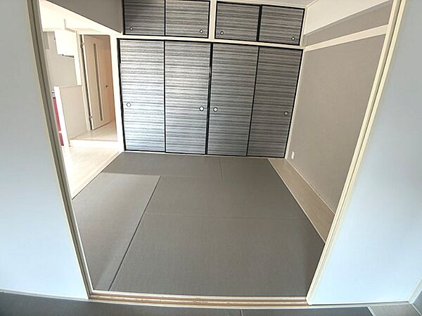 モダンなデザインの畳スペースは、収納力も高く、落ち着いた空間を演出します。