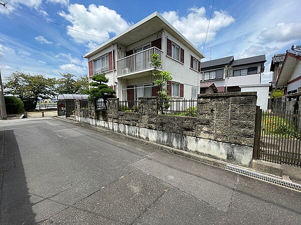 閑静な住宅街に佇むこの土地。穏やかな時間が流れる環境です。