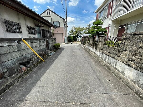 閑静な住宅街の一角に佇む物件。穏やかな住環境で、新たな生活を始めてみませんか。周囲には生活に便利な施設も点在しており、快適な暮らしをサポートします。