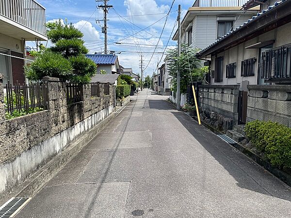 閑静な住宅街に佇むこの土地。穏やかな時間が流れる環境で、新しい暮らしを始めてみませんか。前面道路は車の通行も少なく、お子様との散歩も安心です。