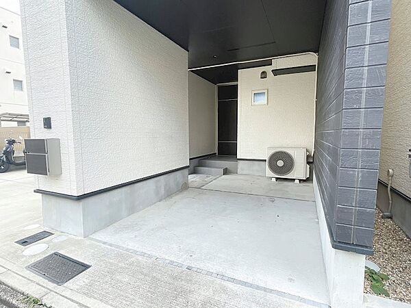 ゆとりのある駐車スペースは、お車の出し入れもスムーズです。落ち着いた外観が、暮らしに安らぎをもたらします。