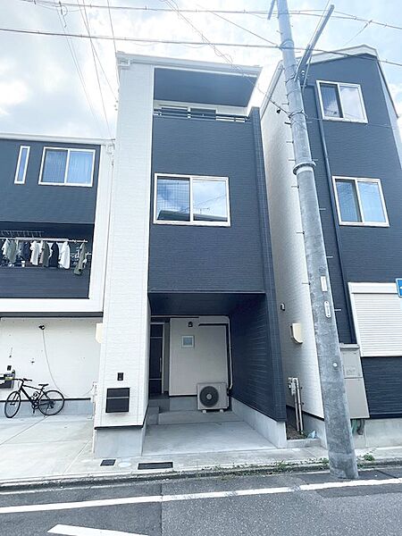 モダンな外観が目を引く3階建て住宅。都会的なデザインと、住まいの機能性が融合した一邸です。落ち着いた街並みに調和し、暮らしに彩りを添えます。