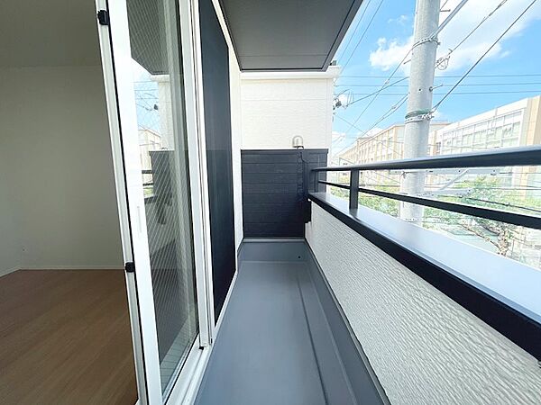 広々としたバルコニーは、開放感あふれる空間。洗濯物を干したり、外の空気を楽しんだり、使い勝手の良いバルコニーで日々の暮らしが豊かになります。