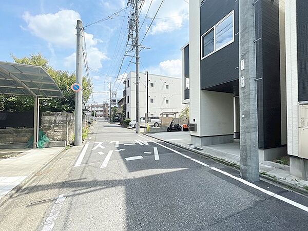 閑静な住宅街に位置する現地。落ち着いた住環境で、穏やかな暮らしを実現できます。