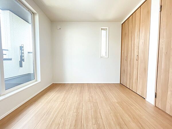 窓から光が差し込む明るい居室。大容量の収納で、お部屋をすっきりと保てます。趣味の部屋や書斎としてもおすすめです。