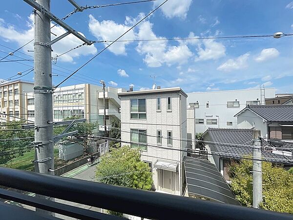 広がる青空と穏やかな街並みを望む眺望。開放感のある景色が日々の暮らしに安らぎを与えます。教育施設も近く、子育て世代にも適した住環境です。