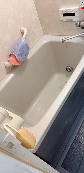 清潔感のある浴室で、一日の疲れを癒してください。手すりも付いており、安心してお使いいただけます。