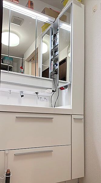 三面鏡裏には収納スペースを確保し、生活感が出やすい洗面台周りをすっきりと保てます。下部の引き出し収納も使いやすく、多様なアイテムを整理整頓できます。
