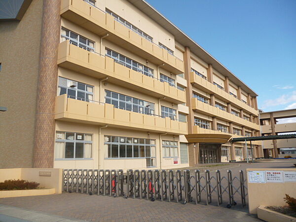 稲沢市立稲沢東小学校（696m）
