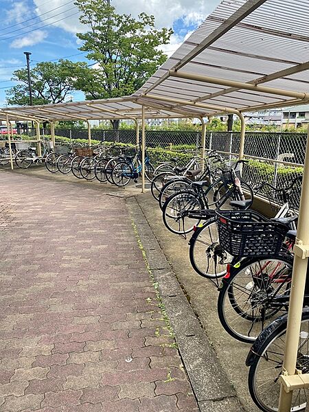 屋根付きの駐輪場は、自転車を雨風から守ります。通勤や通学にも便利な立地です。
