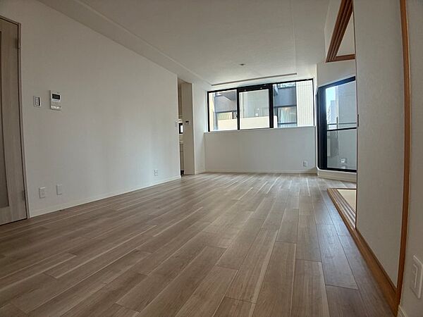 木目調のフローリングが明るい印象のリビング。家具の配置がしやすい間取りで、あなたらしい空間を演出できます。