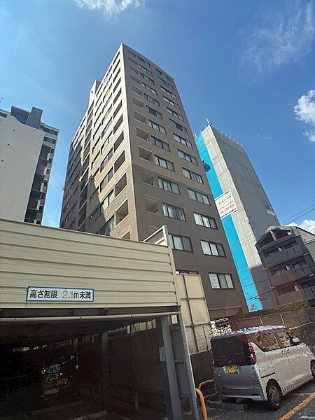 街並みに溶け込む洗練された外観。周辺施設も充実しており、都市生活を快適にサポートします。