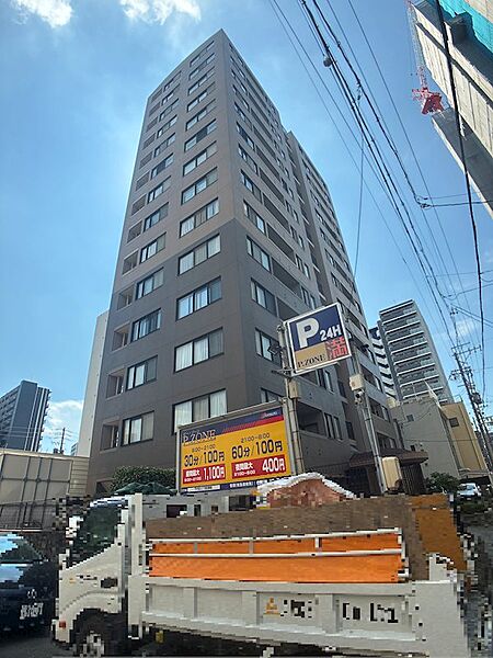 街並みに溶け込む洗練された外観。周辺施設も充実しており、都市生活を快適にサポートします。
