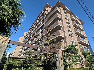外観:青空が広がる穏やかな日差しのもと、外壁タイルが印象的なマンション。暮らしに彩りを添える植栽も魅力です。 外観:青空が広がる穏やかな日差しのもと、外壁タイルが印象的なマンション。暮らしに彩りを添える植栽も魅力です。
