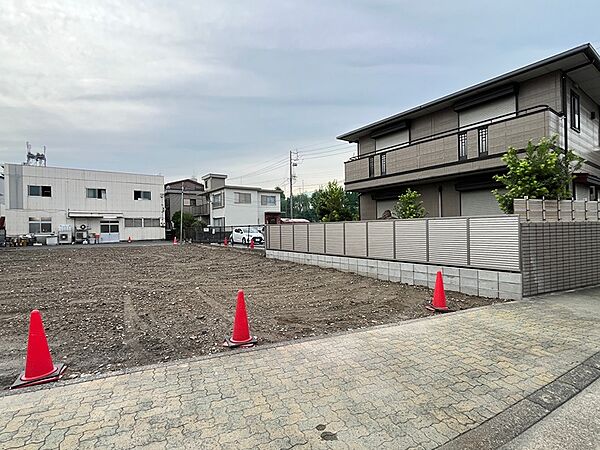 閑静な住宅街に位置し、新たな住まいを計画できる更地。あなたの理想を形にするチャンスです。
