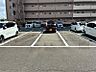 駐車場：お部屋専用の平面駐車場で、お車の出し入れもスムーズです。お買い物やお出かけにも便利にご利用いただけます。